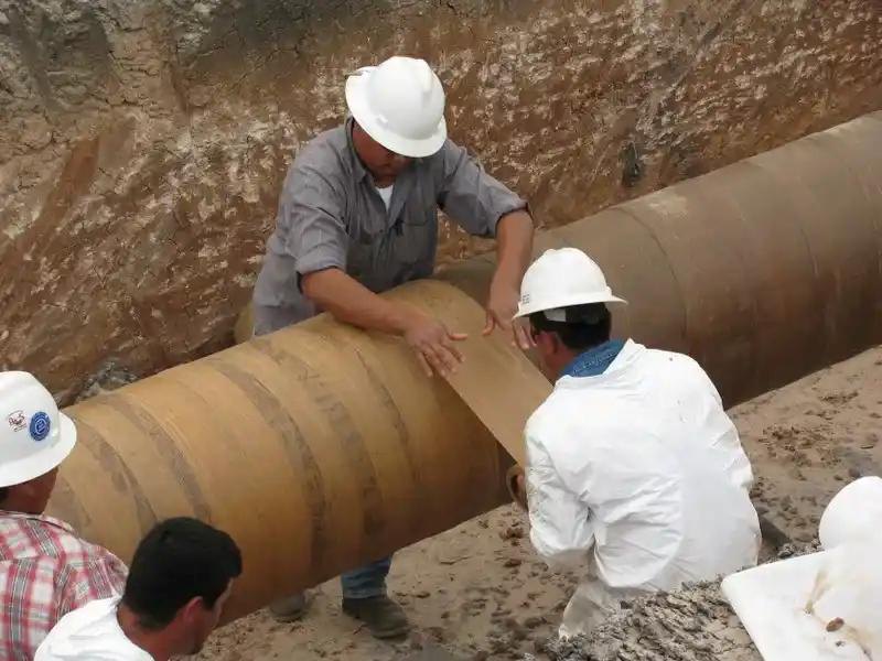 Aplicación de Wax-Tape en una tubería enterrada