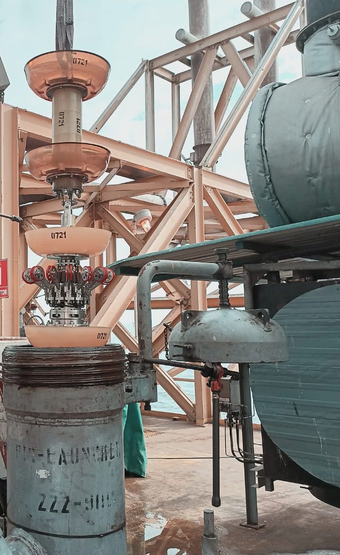 Herramienta de inspección ILI ingresando a una trampa de lanzamiento vertical en plataforma
