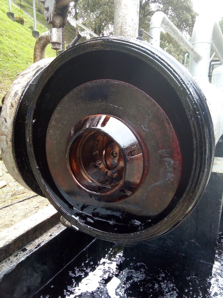 Pig de mandril dentro de la trampa de recibo, cubierto de crudo