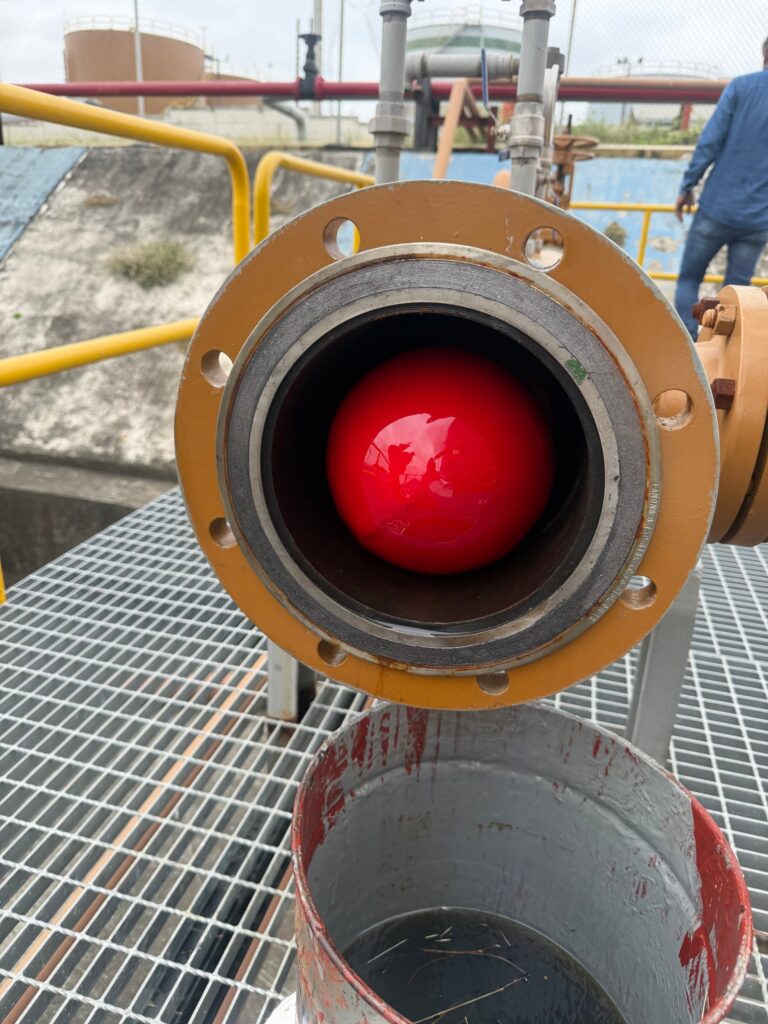 Esfera de poliuretano roja dentro de la trampa de un ducto