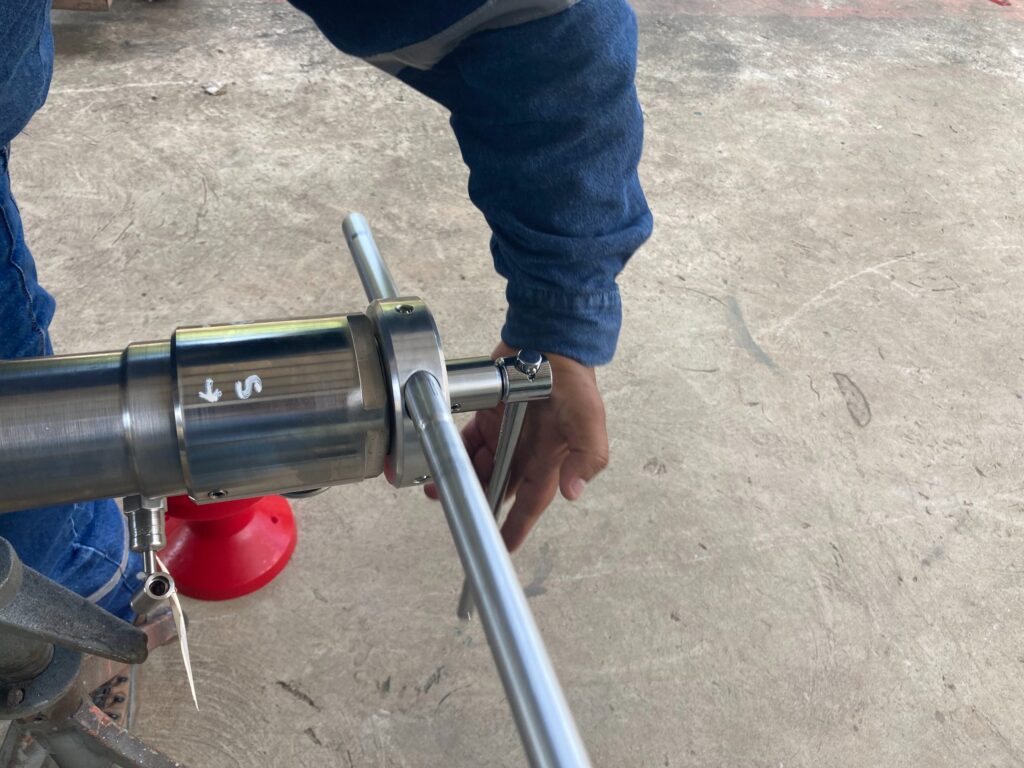 Técnico operando una herramienta retractora para insertar o retirar un portacupón de corrosión