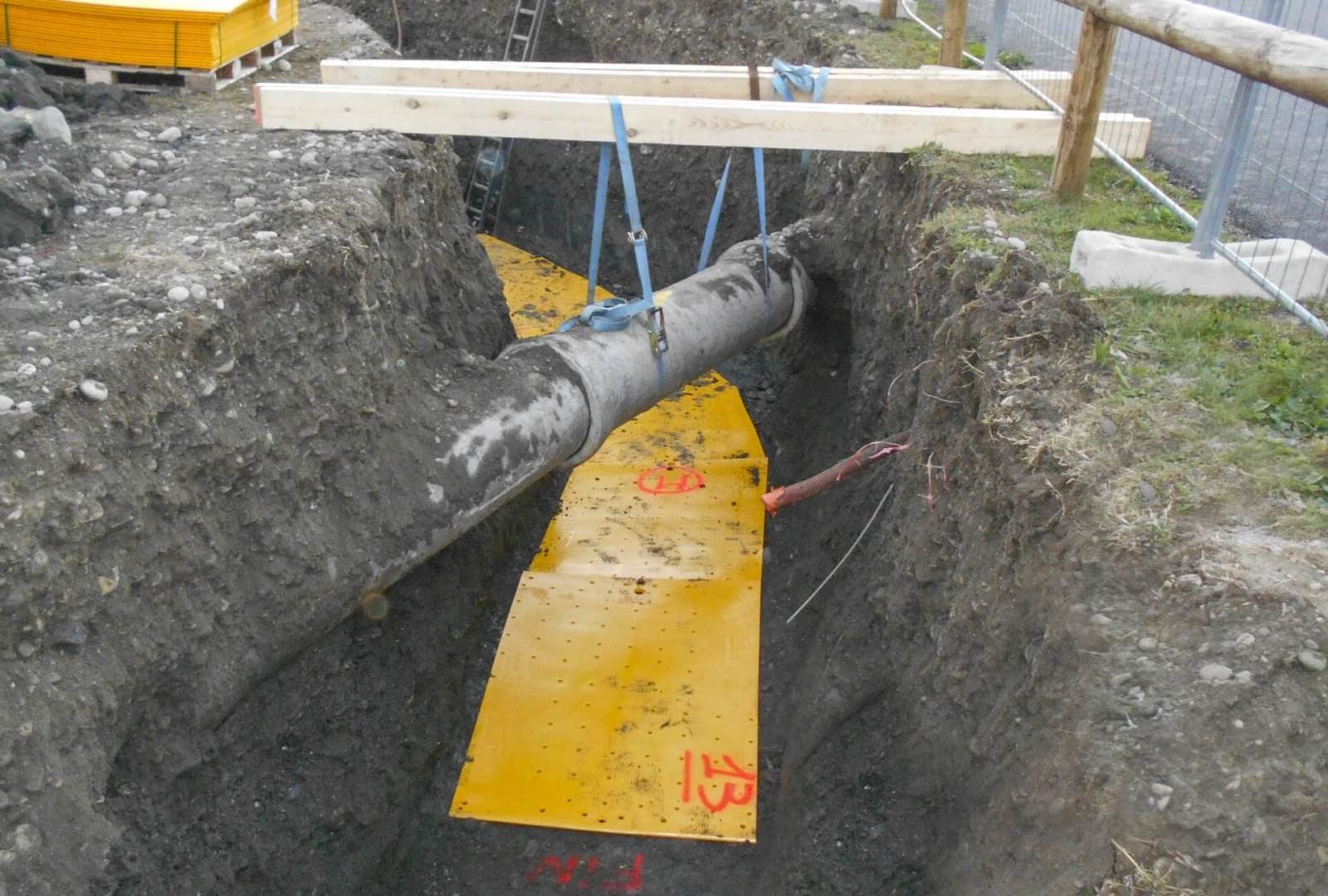 Instalación de placas de protección Overpipe en zanja sobre tubería