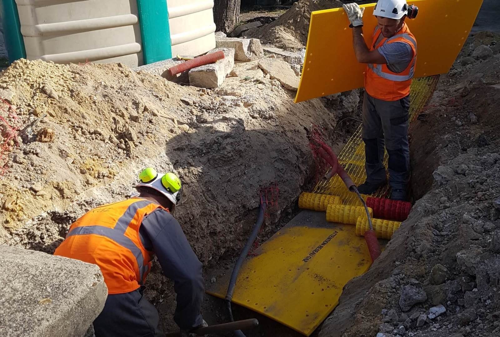 Placa de protección Overpipe retirada para inspección del ducto