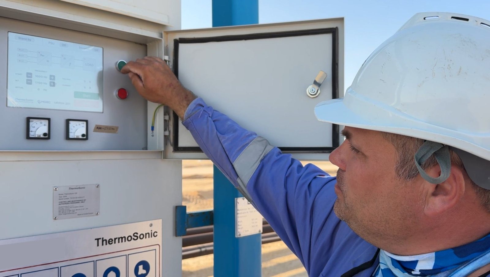 Operador en la unidad de control de potencia ThermoSonic